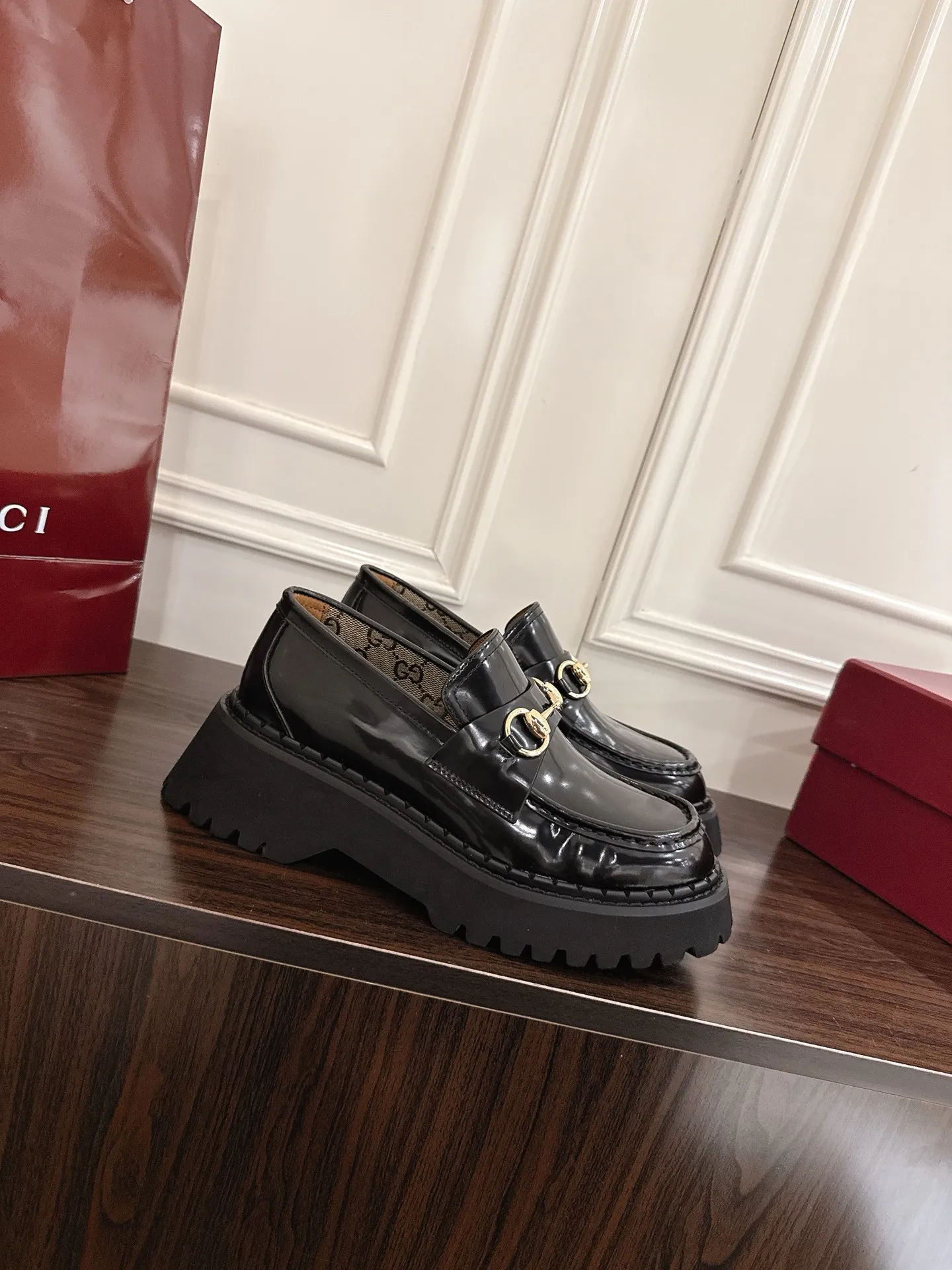 👟👟Ex-factory price 560👟👟 Gucci loafers with horsebit groove soles. As a tribute to the brand's equestrian roots, the horsebit has gone through years of baptism, integrating its rich historical heritage and modern fashion into one. Cowhide surface, sole thickness 5cm, size: 35-42# 39-46#